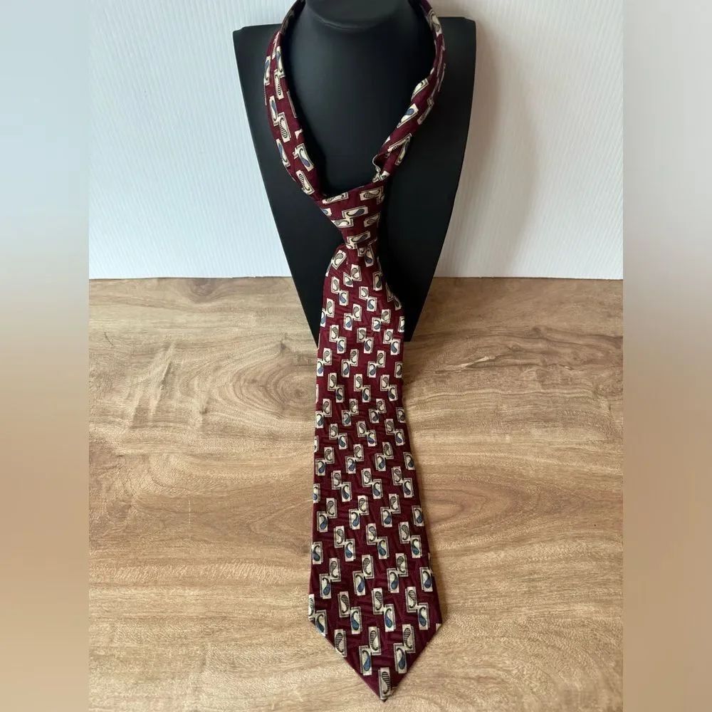 XMI 100% Silk Mens Necktie HandMade USA Multi Color Paisley Print Reds